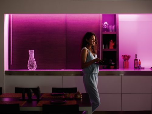 Philips Hue Extension 40-in Smart Plug-in LED Under Cabinet Strip Light in  the Under Cabinet Lights department at