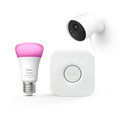 Nahaufnahme der Vorderseite von Secure Kamera Starter-Set mit kabelgebundener Kamera, White & Color Ambiance E27 Lampe und Hue Bridge