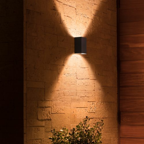 Hue Resonate Outdoor Wall Light White LED Lantern | Philips Hue US | Wandleuchten