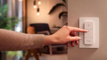 Możesz błyskawicznie sterować inteligentnymi źródłami światła Philips Hue za pomocą przełącznika Hue dimmer switch. Wystarczy nacisnąć jeden przycisk, aby przyciemnić światła w całym domu lub rozjaśniać pomieszczenie, włączać i wyłączać światło lub ustawiać aranżacje świetlne.