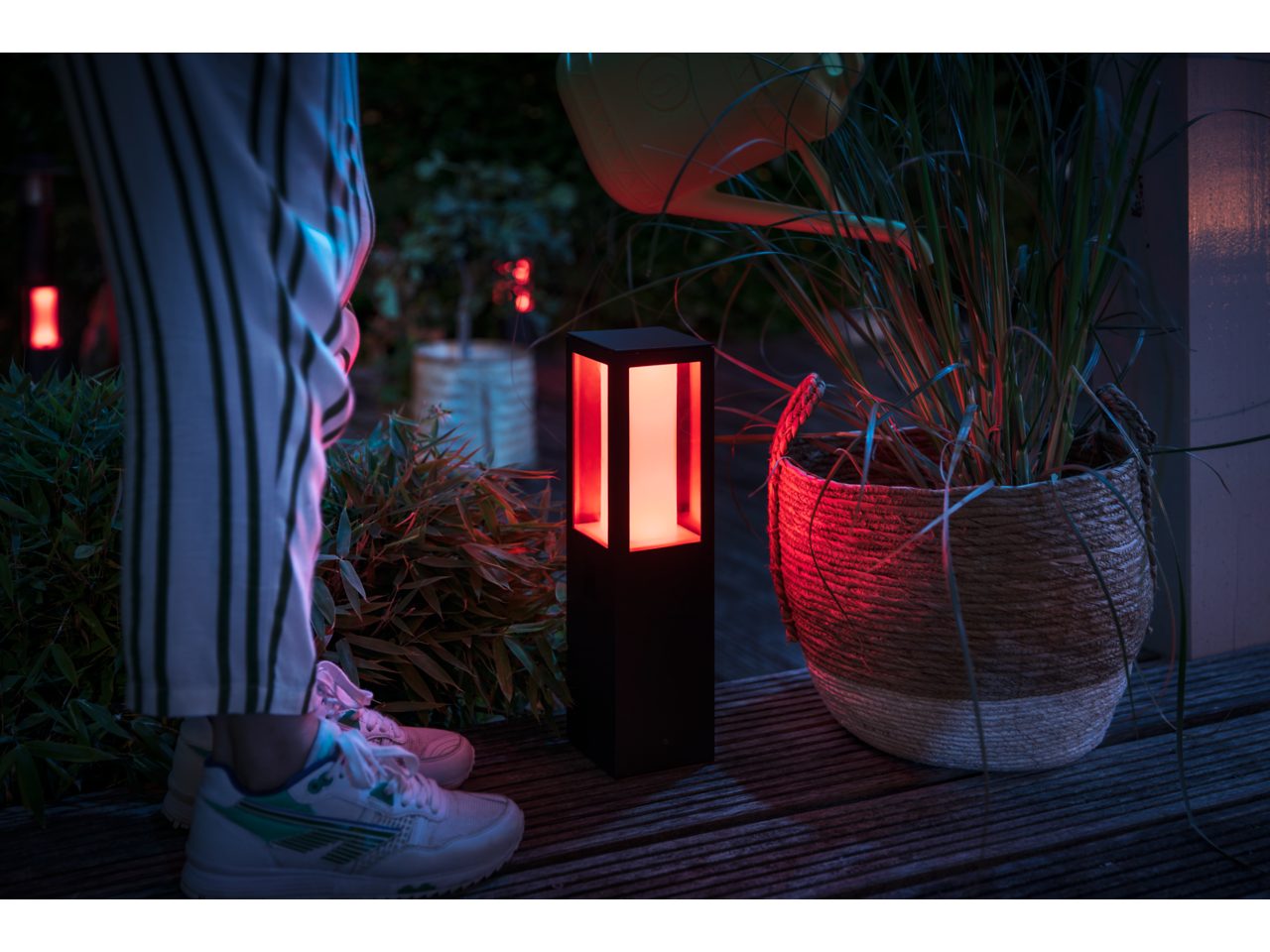 Impress pedestal light (Low-volt) | Philips Hue UK