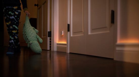 Declanșează luminile inteligente cu senzorii de mișcare