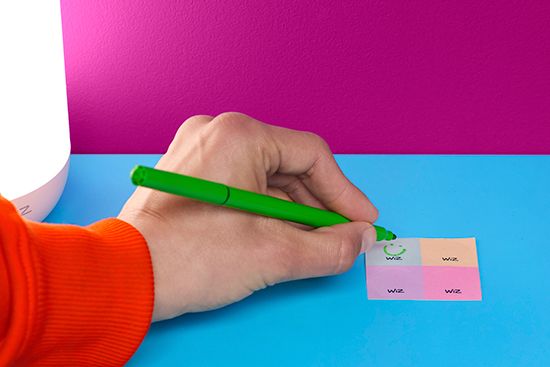 Anpassa dina WiZ-taggar med egna klistermärken