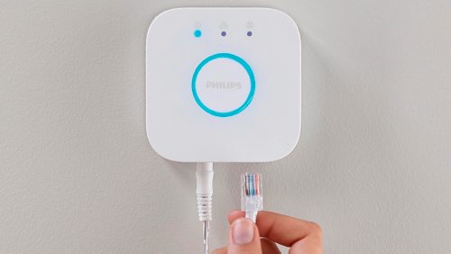Hue モーションセンサーが、スマート ライトを動きに合わせて