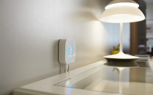 Hue モーションセンサーが、スマート ライトを動きに合わせて起動