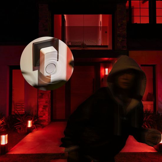 Attiva manualmente o automaticamente un allarme sonoro e luminoso ad alto volume quando il tuo sistema Hue Secure è inserito.