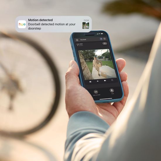 Ricevi avvisi immediati quando viene rilevato un movimento. Controlla il video in diretta e parla con i visitatori tramite il microfono integrato : per la tua tranquillità, anche quando sei fuori casa.