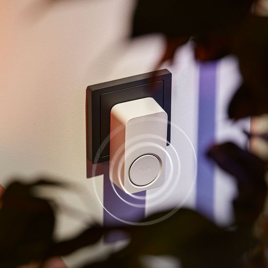 Aggiungi un segnale sonoro wireless intelligente per ricevere notifiche sonore in tutta la casa, così sai sempre quando qualcuno è alla porta.