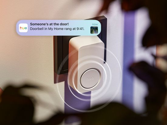 Abbina il Chime a un videocitofono Hue per ricevere avvisi sonori in tutta la casa, controlli a mani libere e notifiche immediate quando qualcuno è davanti alla tua porta.