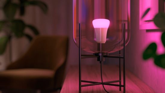 明るさが 60 W 電球相当のこれらの電球は、ソファで読書したり、音楽を聴いたり、寝室でくつろいだりするのに十分な電球色＆昼光色やカラー系の光を発します