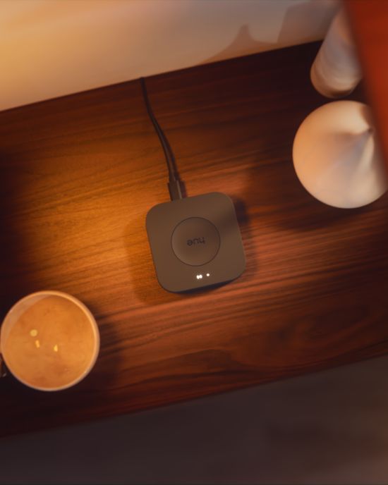 Hue Bridge ve Bridge Pro, gelişmiş akıllı aydınlatma özelliklerinden oluşan geniş bir yelpazeyi kullanıma açar. Bunlar arasında etkileyici ışık efektleri, ev eğlence sistemleriyle senkronize çevresel aydınlatma, ışıklar ve kameralarla Hue Secure ev güvenliği entegrasyonu, akıllı asistanlarla sesli kontrol ve birçok akıllı otomasyon bulunur. Bridge Pro, daha hızlı çalışan, daha fazla ışık ve aksesuarı destekleyen ve daha fazla özelliğin kilidini açan en gelişmiş akıllı aydınlatma merkezimizdir. Ödüllü Hue uygulaması, Hue Essential şerit ışıklarınızı ve gelecekte kurulumunuza ekleyeceğiniz diğer Hue ürünlerini düzenlemek, kontrol etmek ve kişiselleştirmek için en sezgisel ve kapsamlı yöntemdir.