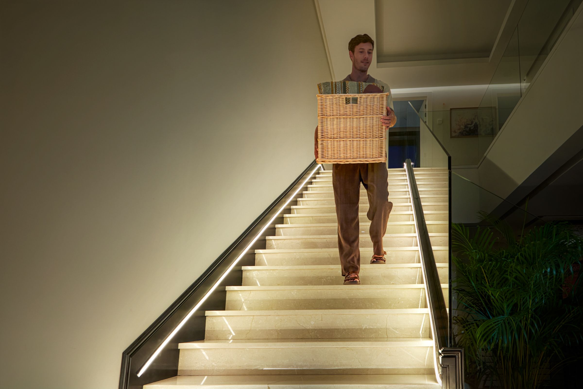 PHILIPS Hue OmniGlow Strip Light - Thumbnail 3