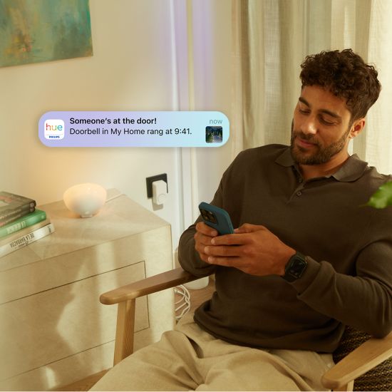 Guarda il feed live del tuo videocitofono su display smart compatibili utilizzando Alexa, Google Assistant o Apple Home.