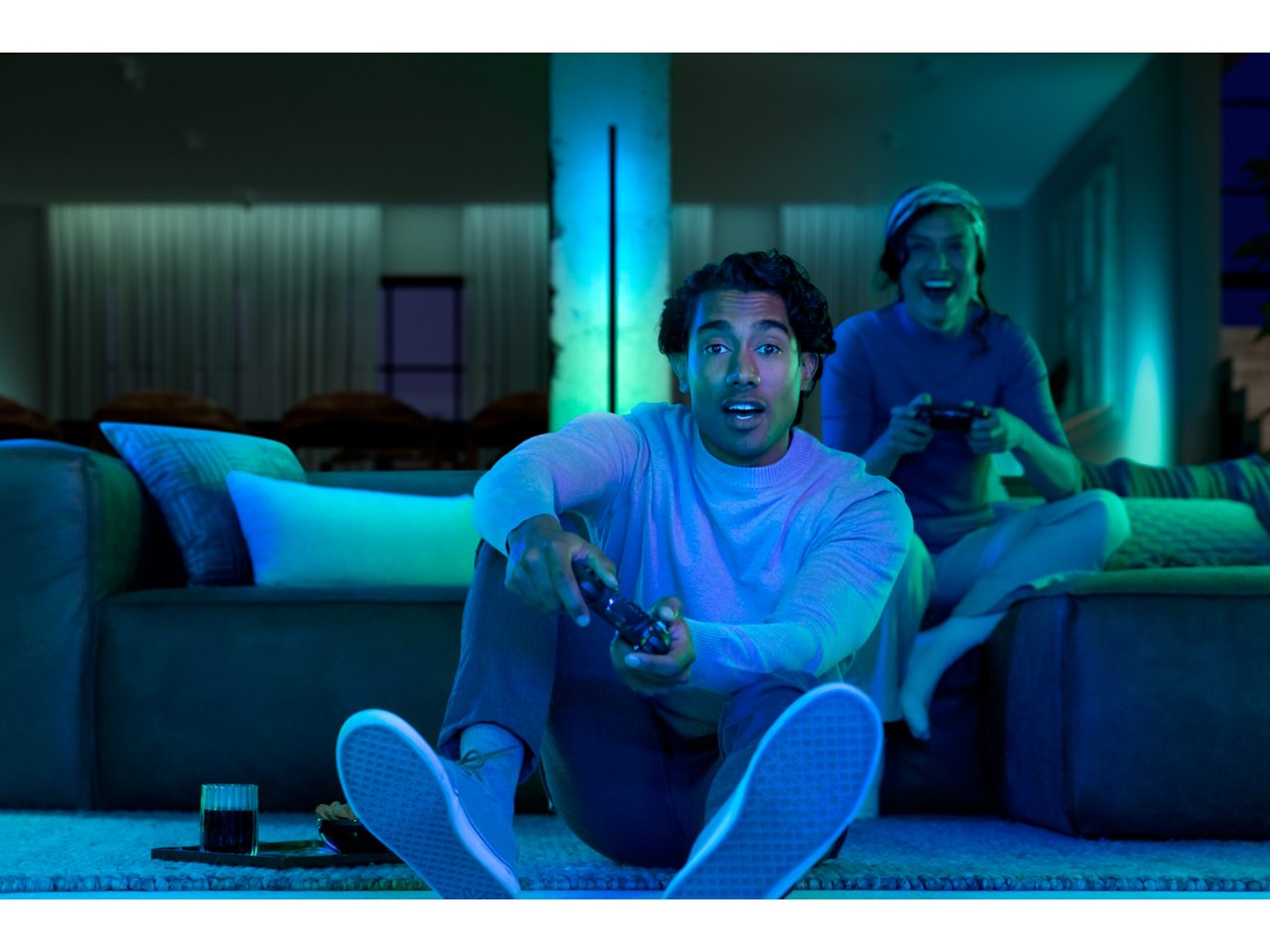 Hue シグネ グラデーション LED フロアライト - ブラック | Philips Hue JP