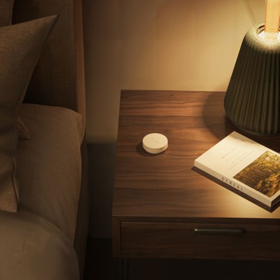 Controle as suas luzes ou até acione uma automatização, tudo ao premir o Hue Smart button.
