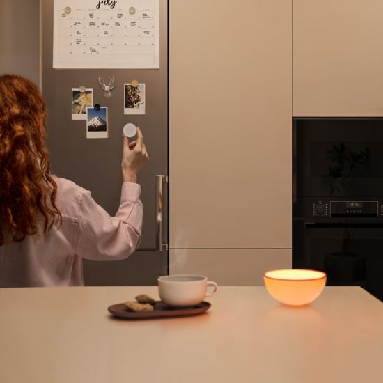 Monte o Hue Smart button na parede para facilitar o acesso, utilize-o como um telecomando ou coloque-o em qualquer superfície magnética.