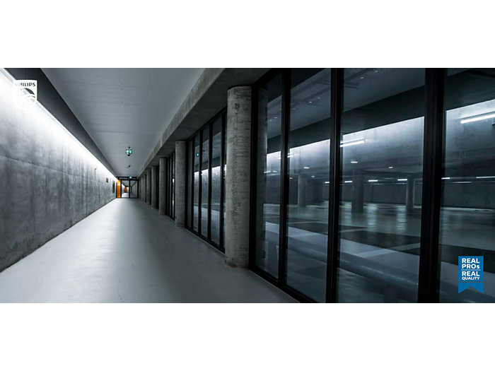 Application of MASTER LEDtube in glass hallways